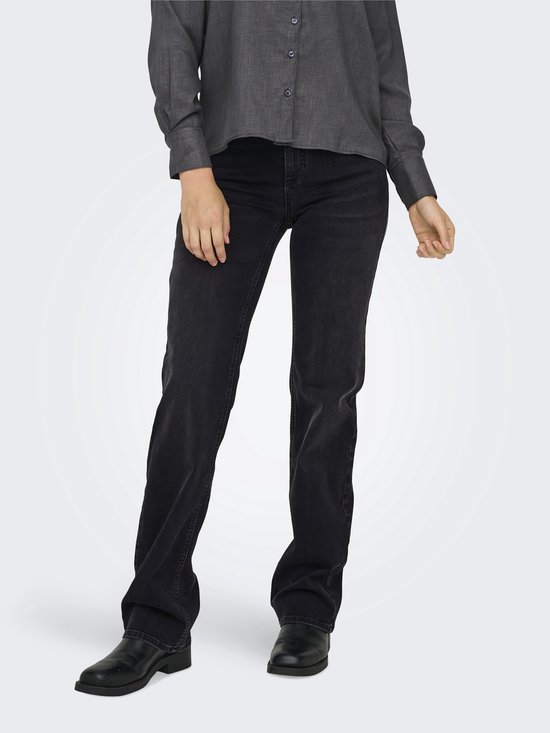 Model draagt een grijze blouse en donkergrijze jeans met rechte pijpen.