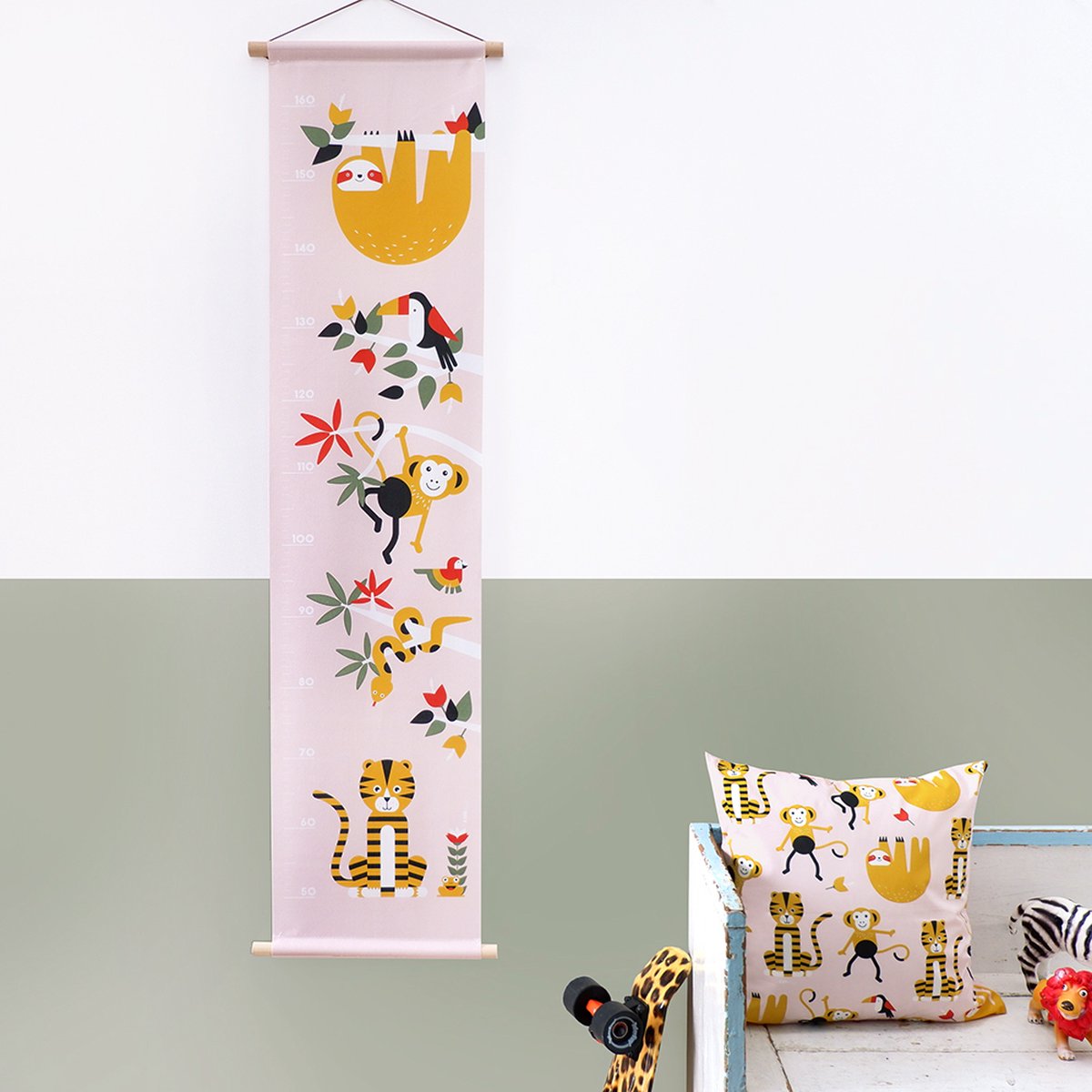 Groeimeter Jungle roze 30cm x 130cm - groeimeter - babykameraccessoire - katoen - oerwoud - jungle - roze - dieren - aap - luiaard - tijger - toekan - oker - babykamer - muurdecoratie - stokken - lederlook touwtje
