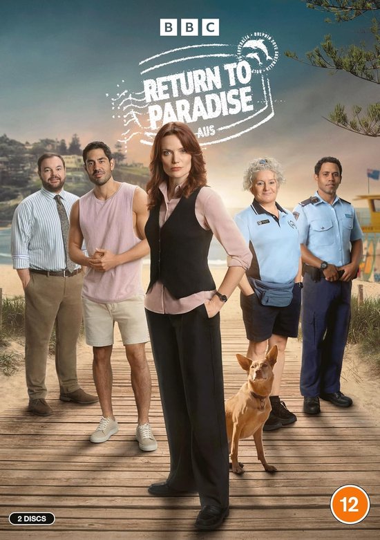 De voorkant van een DVD-hoes met een groep van vier personen, een hond, en de titel 'Return to Paradise'.