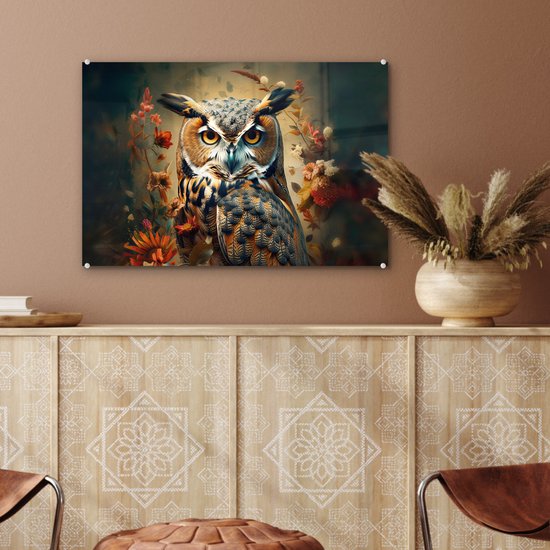 Une peinture sur verre d'un hibou aux yeux jaunes et aux plumes brunes, entouré de fleurs, accrochée au-dessus d'une commode en bois aux motifs décoratifs.