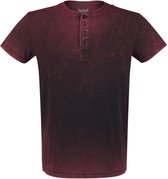 Donkerrode t-shirt met steenwas-effect en knoopsluiting.