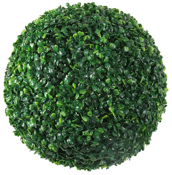 Een volle, ronde kunstmatige buxusbol met dichte groene blaadjes.