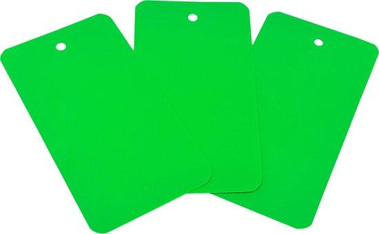 Drie platte, heldergroene, rechthoekige labels met afgeronde hoeken en een ponsgaatje bovenin.