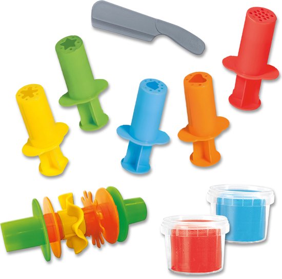 Set met kleigereedschappen: rode, oranje, blauwe, groene en gele stempels, een grijze schraper, een roller met tandwielen, en potjes rode en blauwe klei.