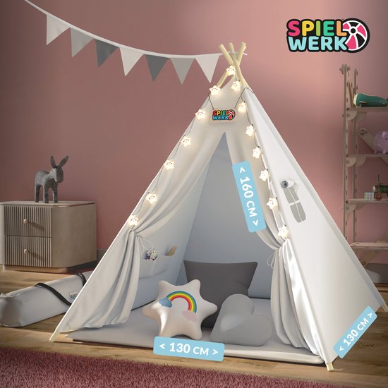 Witte tipi speeltent met sterverlichting, vlaggetjes en 3 kussens: regenboogster, hart en grijs.