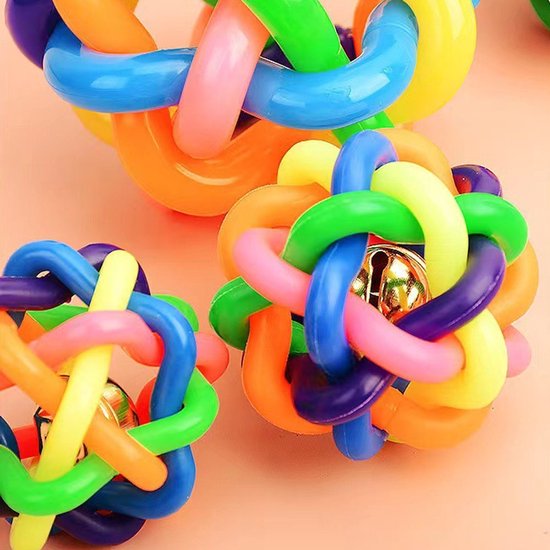 Drie kleurrijke speelgoedballen met ringen en een belletje, gemaakt van TPR.