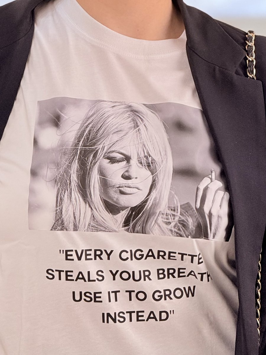 -Maat: One Size "Every cigarette steals your breath.Limited Edition: Brigitte Bardot Statement T-Shirt – 100% Biologisch Katoen Stijlvol, Bewust & Iconisch