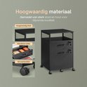 Zwarte ladekast met twee laden met slot, een open rek, wielen, en panelen die staal, laden en wielen tonen.