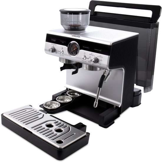 Zilverkleurige Krups espressomachine met losgekoppelde lekbak en waterreservoir.