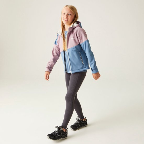 Meisje met lang blond haar loopt, draagt een roze en lichtblauwe softshell jas en grijze legging.