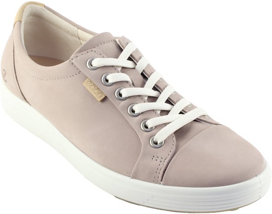 Lichtroze Ecco veterschoen met witte veters, zool en beige detail op de hiel.