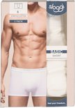 Verpakking met 2 witte Sloggi Basic Short boxershorts, van stretchkatoen, gedragen door een man.