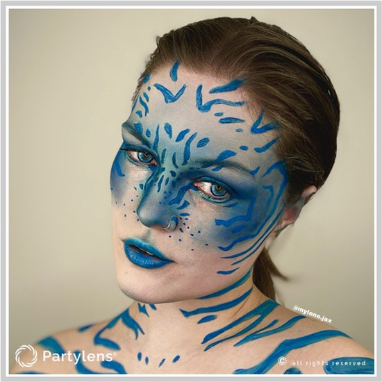 Model met blauwe gezichtsverf en blauwe Partylens® contactlenzen.