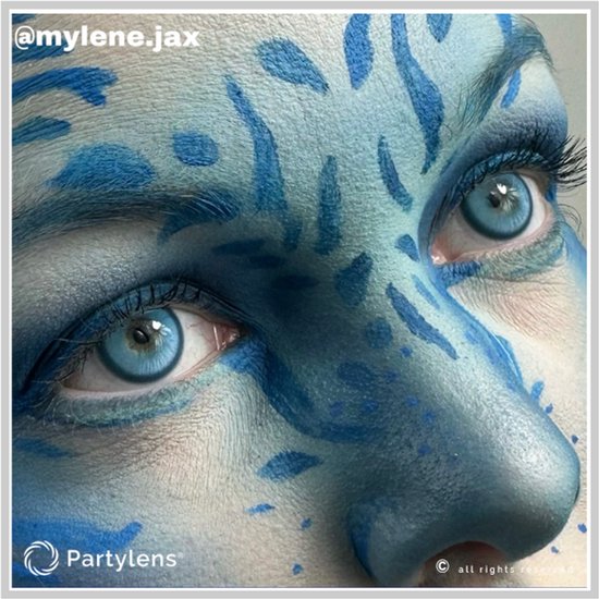 Close-up van een oog met blauwe Partylens® contactlenzen en blauwe gezichtsverf.