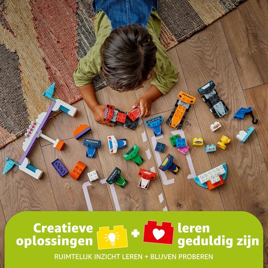 Enfants jouant avec des pièces Duplo F1 sur un tapis