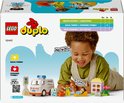 Kind speelt met LEGO Duplo ambulance met oranje onderkant en blauwe zwaailichten. Verder een huisje en poppetjes.