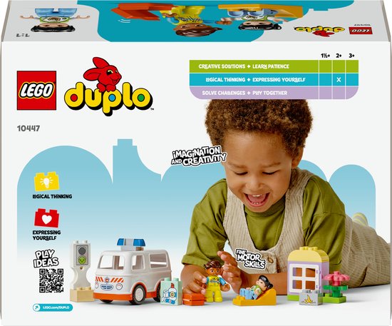 Kind speelt met LEGO Duplo ambulance met oranje onderkant en blauwe zwaailichten. Verder een huisje en poppetjes.