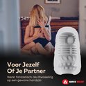 Twee mensen omhelzen elkaar in bed, met de focus op een wit product met ribbels.