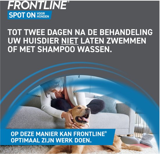 Een vrouw die een hond aait op de bank. "Tot twee dagen na de behandeling uw huisdier niet laten zwemmen."