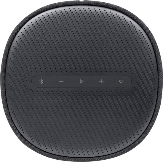 Bovenaanzicht van zwarte Harman Kardon speaker met touchknoppen, op zwarte achtergrond.