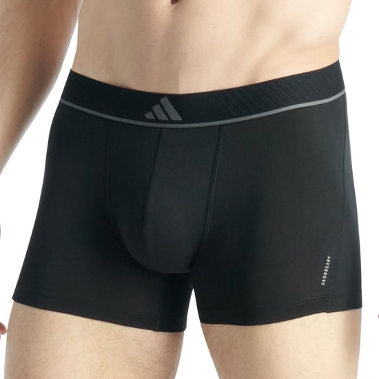 Zwarte Adidas boxershorts met grijze tailleband, logo op de voorkant en 'AEROREADY' op de zijkant.