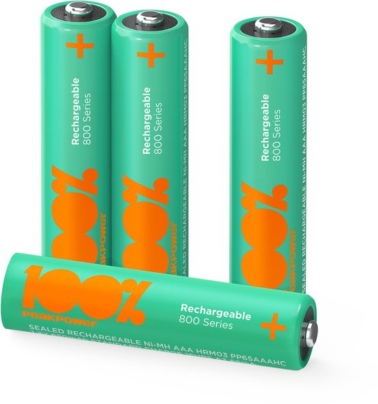Vier groene AAA-batterijen met oranje '100%' logo, drie rechtop en één liggend.