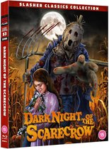Een enge, bloederige vogelverschrikker met een zeis naast een meisje in een paars jurkje, in een maïsveld onder een volle maan. "Dark Night of the Scarecrow" logo en Blu-ray logo.