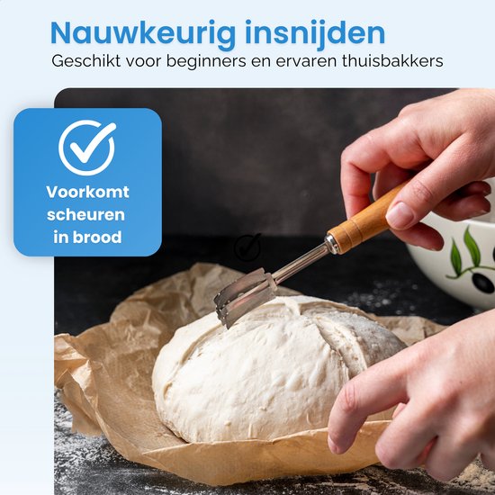 Hand met deegmesje snijdt brooddeeg op bakpapier. Tekst: 'Nauwkeurig insnijden. Voorkomt scheuren in brood'.