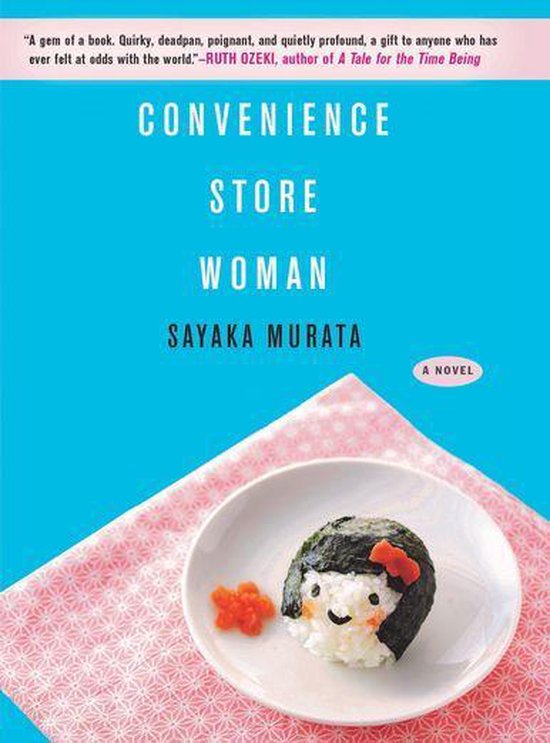 Couverture du livre : 'Convenience Store Woman' avec un onigiri en forme de visage sur une assiette. Fond bleu clair avec tissu rose.