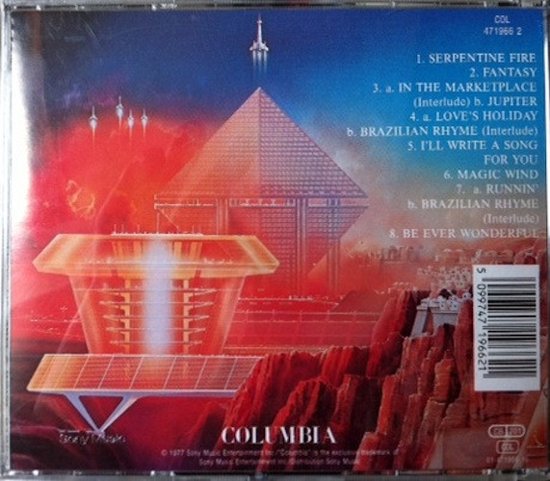 Achterkant CD-hoes: Futuristische stad met piramide, raket en zonnecellen. Tracklist staat aan de rechterkant.