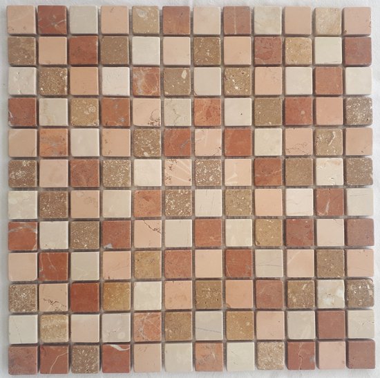 Mozaïek van kleine vierkante steentjes in roze, beige en bruine tinten, met zichtbare marmerstructuur. Volledig tegeloppervlak.