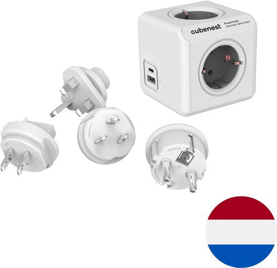 Witte PowerCube met stopcontact en USB-poorten, naast vier verwisselbare stekkers, met Nederlandse vlag.