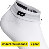 Close-up van een witte enkelsok met 'B' logo op de band, met pijlen die de elastische band aanduiden.