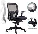Zwarte bureaustoel met mesh rugleuning en ergonomisch gevormde zitting. Vergroot weergave van de ademende mesh en de zitting. Grijze schematische weergave van een ruggengraat.