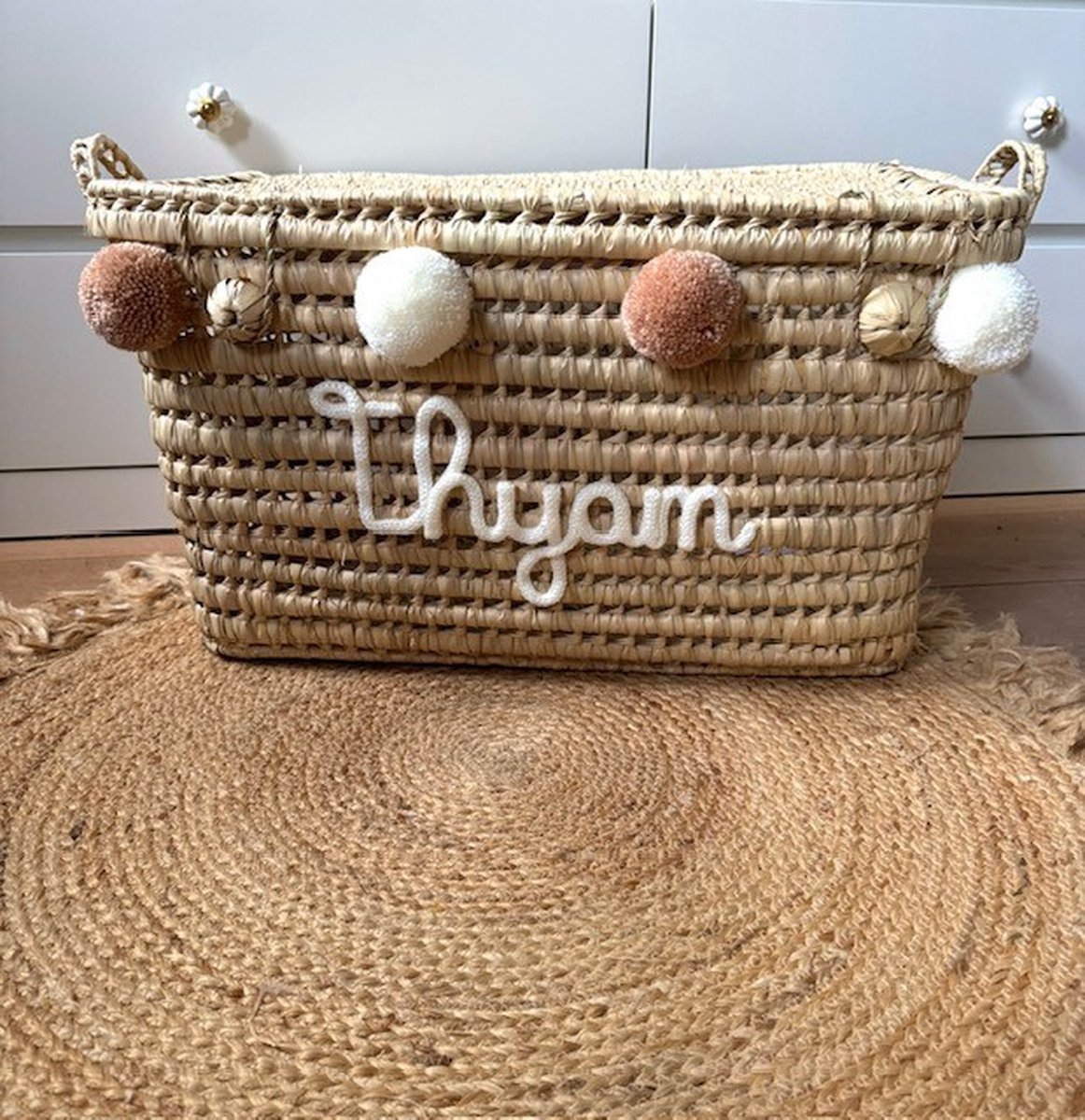 Opbergmand – Speelgoedmand – 60cm - Speelgoedkoffer – Koffer - Rieten mand - Speelgoed - Opbergen - Mand met naam - Pompon - Wol – Geschenk – Sint – Kerst – Verkleedkoffer - Kinderkamer - Gepersonaliseerd - Handgemaakt - Decoratie - Geboorte - Cadeau