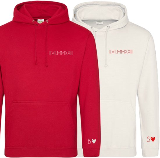 Hoodie set koppel - Valentijns cadeau voor hem en haar - Met voorletters op de mouw - Gepersonaliseerd met liefdes datum in romeinse cijfers - Rood - Wit - Maat M
