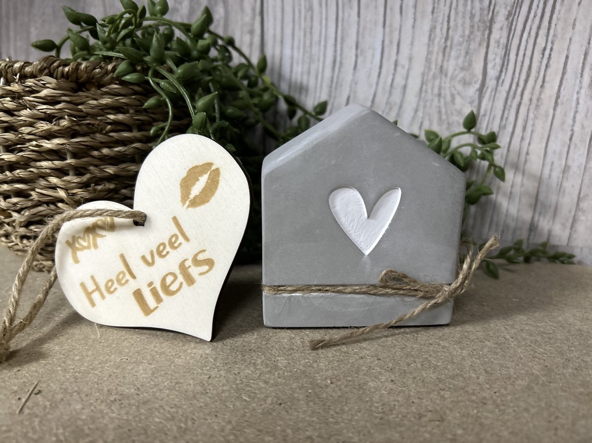 Creaties van Hier – Cement house Hartje met houten hartje - 8 cm – Cement