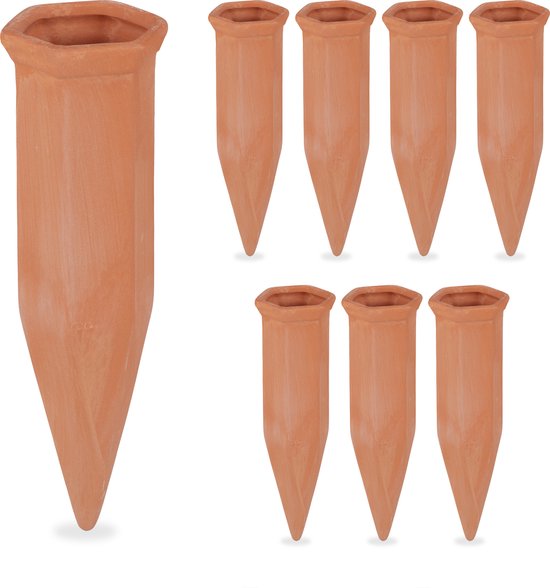 Set van acht terracotta irrigatiekegels voor planten.