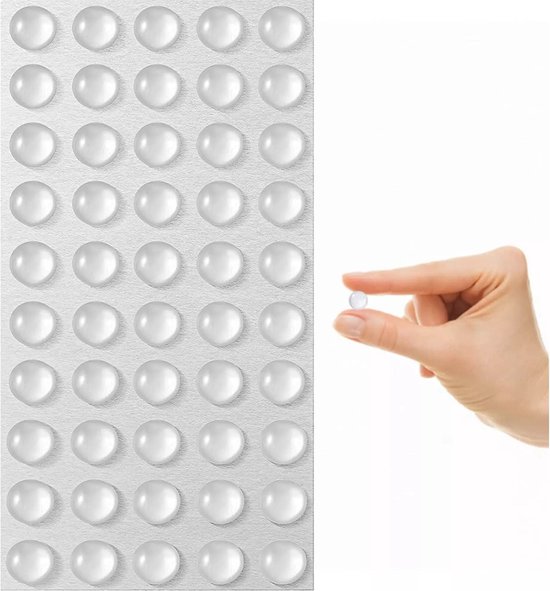 Een hand die een transparante siliconen bumper vasthoudt, met een vel met 50 bumpers ernaast.