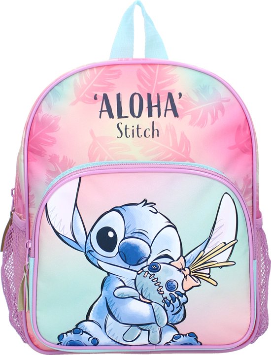Roze rugzak met Stitch en 'Aloha'. Veelkleurige achtergrond met verenmotief.