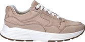 Lichtbruine leren sneaker met witte veters, witte zool en bruine loopzool.