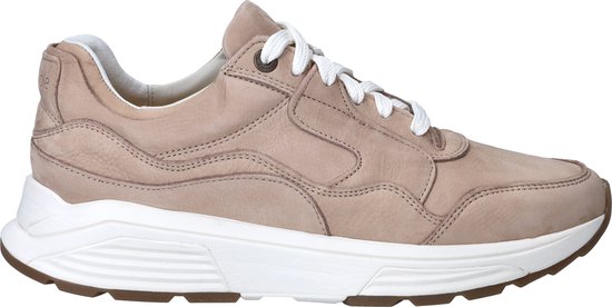 Lichtbruine leren sneaker met witte veters, witte zool en bruine loopzool.