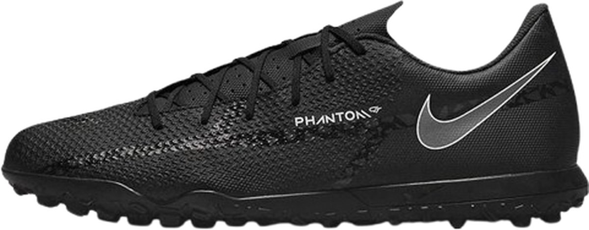 Zwarte Nike Phantom GT2 Club TF voetbalschoenen maat 44.5 met textuur voor betere grip en controle op het veld.