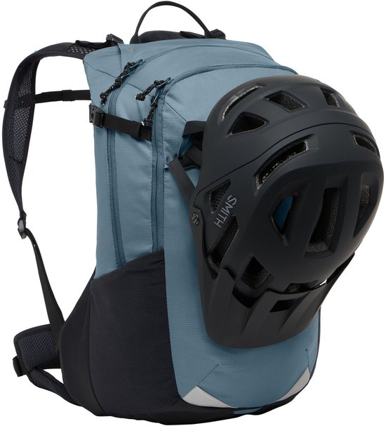 Blauwe rugzak met zwarte helm, gedragen door een man.