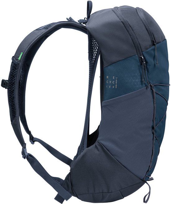 Zijprofiel van een donkerblauwe Vaude rugzak met mesh rugpand.