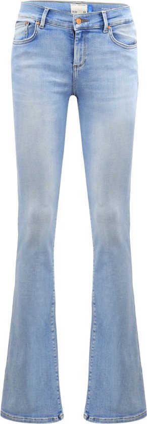 Lichtblauwe flared jeans met riemlussen, knopen en zakken, staand op een witte achtergrond.
