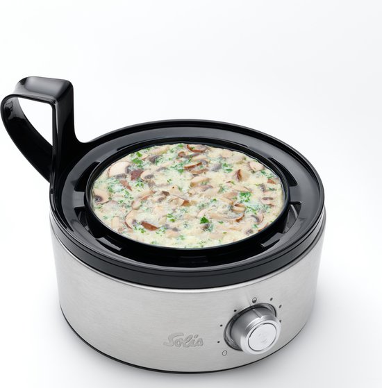 Zilverkleurige Solis eierkoker met een gerecht met paddenstoelen en kruiden, met draaiknop aan de voorkant.