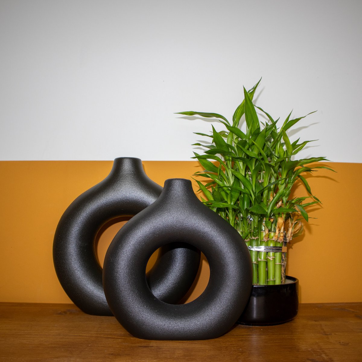 Evoluxe Donut Vaas - Keramiek Vaas - Stijlvolle Bloemenvaas - Ronde Vaas - Scandinavische Woondecoratie - Landelijk & Modern - Vazen voor Droogbloemen en Pampas - Uniek Design - Zwart - Groot - L - 24x23x6,5 cm