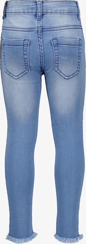 Lichtblauwe skinny jeans met rafelzomen en achterzakken.