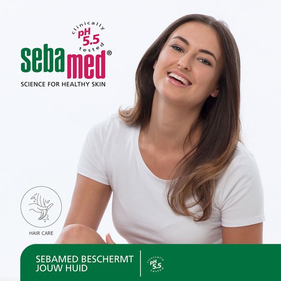 Vrolijke vrouw met lang bruin haar, die haar hoofd opzij kantelt. Sebamed beschermt jouw huid.